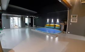 Casa com piscina, confortável e ótima localização